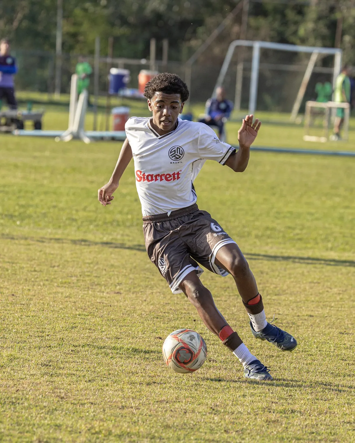 Atleta da SNA Brasil em arrancada com a bola