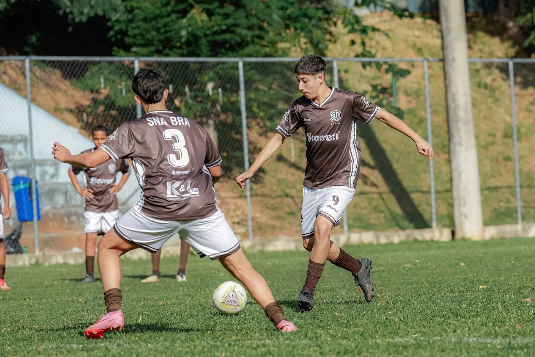 Atleta de camisa número 3 em disputa de bola