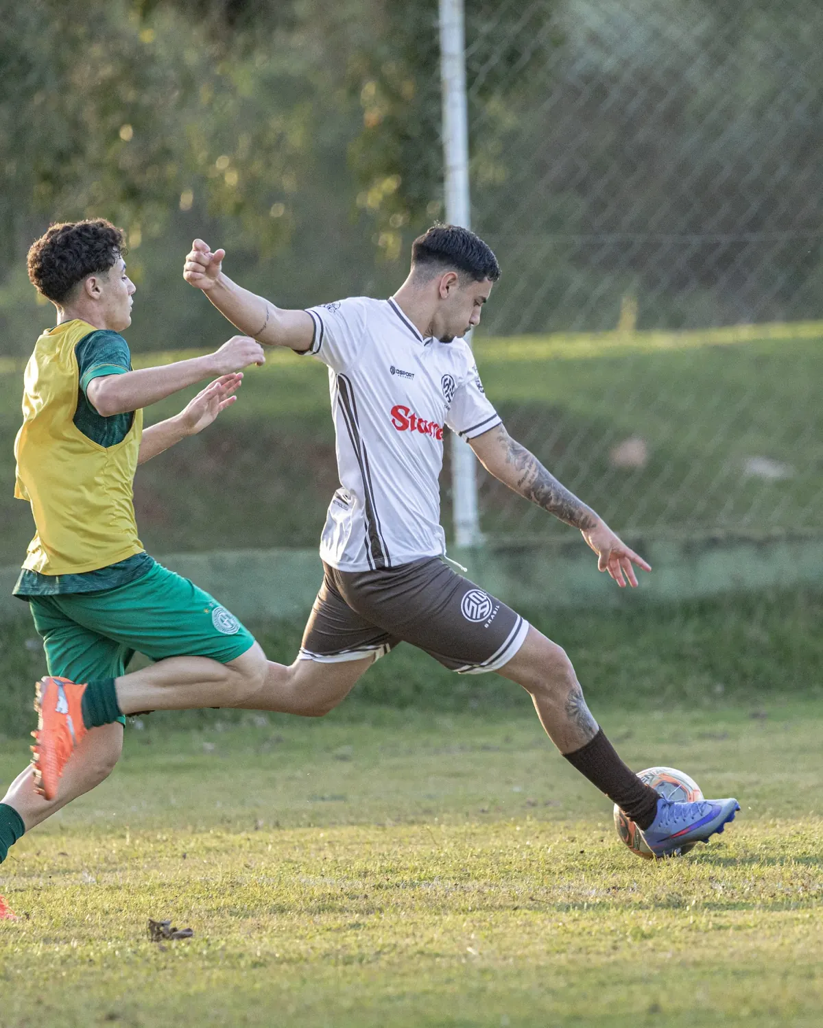 Atleta da SNA Brasil finaliza diante de um adversário de colete amarelo